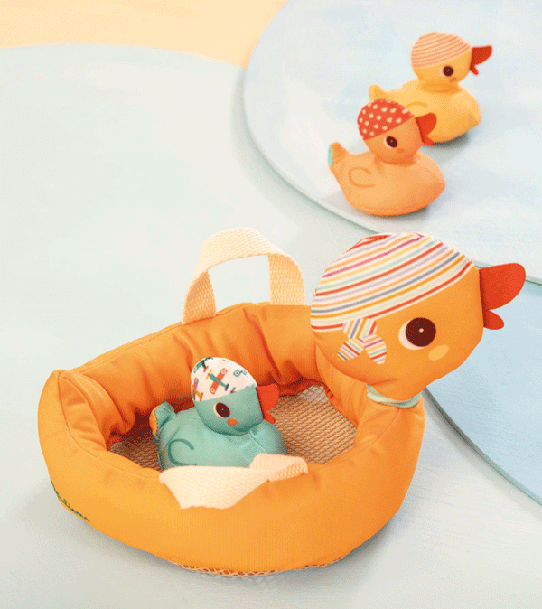 Mama Duck and her Magnetized Ducklings by Lilliputiens