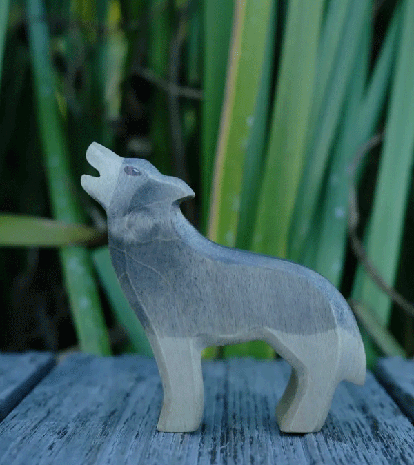 Wooden Wolf Howling by Holzwald